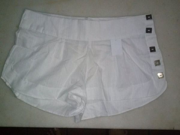 Short branco Praia com abotoamento lateral